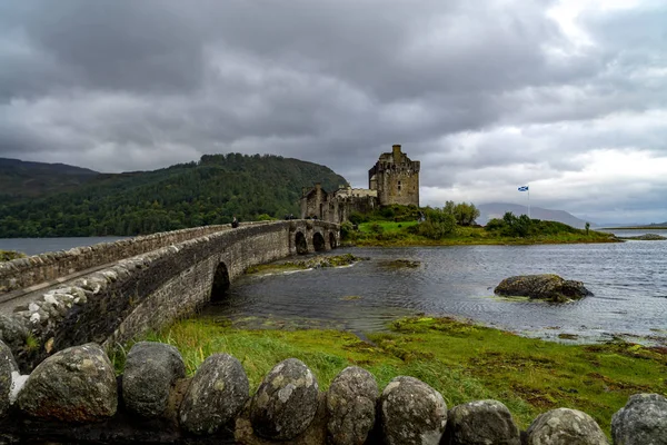 Eilean donan castle an einem bewölkten Tag, highlands, scotland, uk — Stockfoto