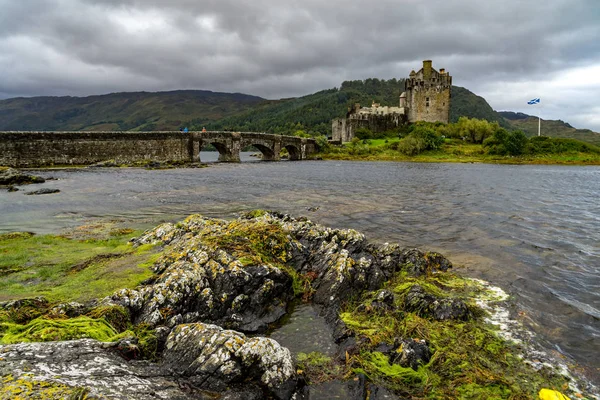 Castillo de Eilean Donan en un día nublado, Highlands, Escocia, Reino Unido — Foto de Stock