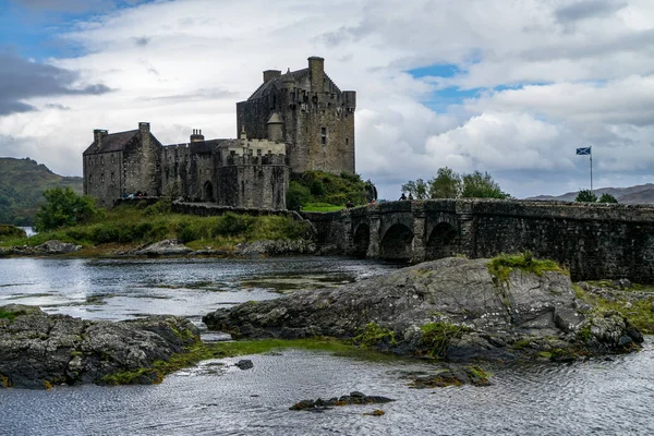 Castillo de Eilean Donan en un día nublado, Highlands, Escocia, Reino Unido — Foto de Stock