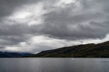 Ullapool, İskoçya Highlands yakınındaki Loch Broom küçük yatta / BM