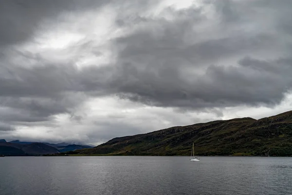 Mały jacht na jeziorze Loch Broom niedaleko Ullapool, Scottish Highlands / ONZ — Zdjęcie stockowe