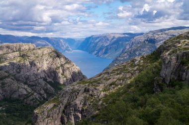 Norveç, Lysefjord 'daki uçuruma yürüyüş yolu