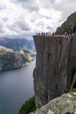 Fiyort Lysefjord 'da Cliff Preikestolen - Norveç - Doğa ve Trav
