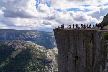 Fiyort Lysefjord 'da Cliff Preikestolen - Norveç - Doğa ve Trav