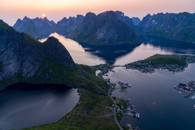 Rein 'den Lofoten adalarındaki Reine köyünün üzerinde gece yarısı güneşi