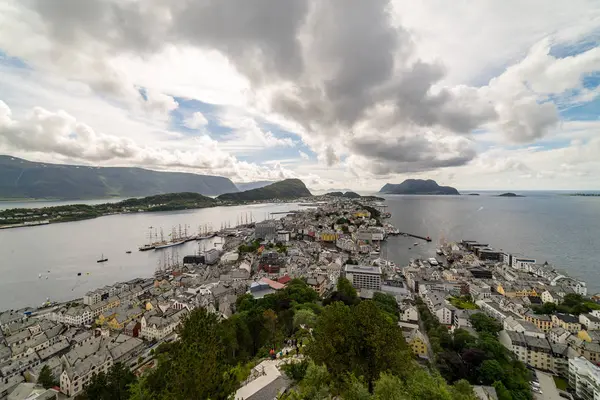 Blick auf alesund vom Berg aksla, Norwegen — Stockfoto