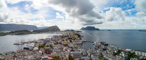 Panoramablick auf alesund von mountain aksla, norwegen — Stockfoto
