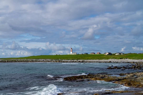 O farol de Alnes, ilha de Godoy, na costa oeste de Norw — Fotografia de Stock