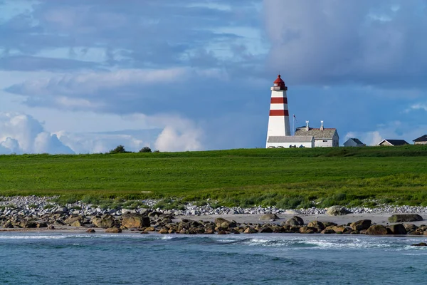 O farol de Alnes, ilha de Godoy, na costa oeste da Noruega — Fotografia de Stock
