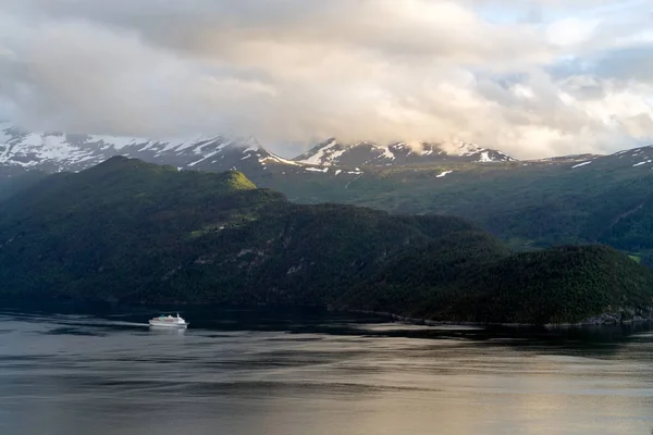 Kreuzfahrtschiff in Fjord, Norwegen. Luxuskreuzfahrtschiff — Stockfoto