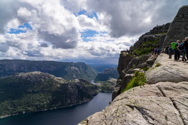 Turista út a sziklához Preikestolen fjord Lysefjord - Norvégia — Stock Fotó