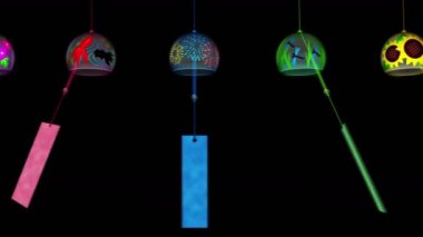 Rüzgar çanı eşliğinde geleneksel Japon yaz manzarası. Renkli rüzgar çanı. Döngü canlandırması.