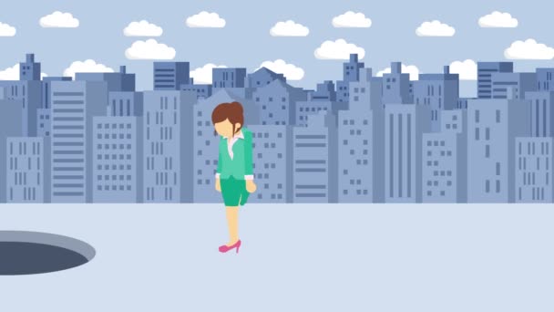 女商人走路 跳过大城市的洞口 大都市 建筑物 被夹在陷阱里 商业概念 循环动画 — 图库视频影像