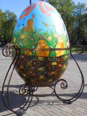 Katedral yakınlarında Paskalya yumurtası