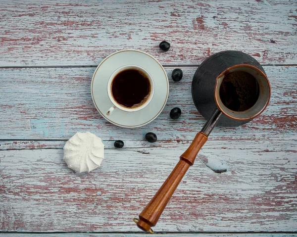 Evde kahve ve tatlı var.