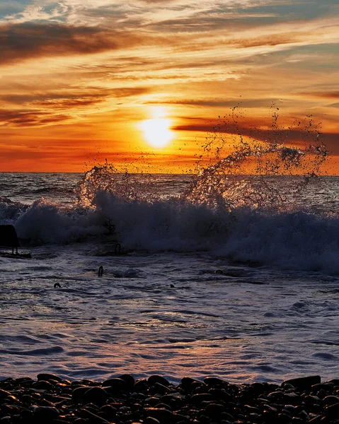    Denizde güzel bir gün batımı.           