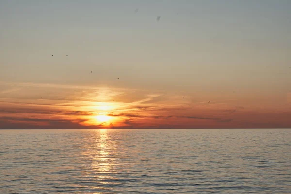    Denizde güzel bir gün batımı.           