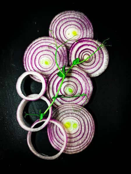 Kırmızı soğan ve yeşil 