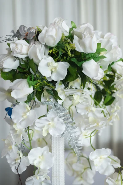 Fleurs artificielles pour décorer la salle de mariage . — Photo