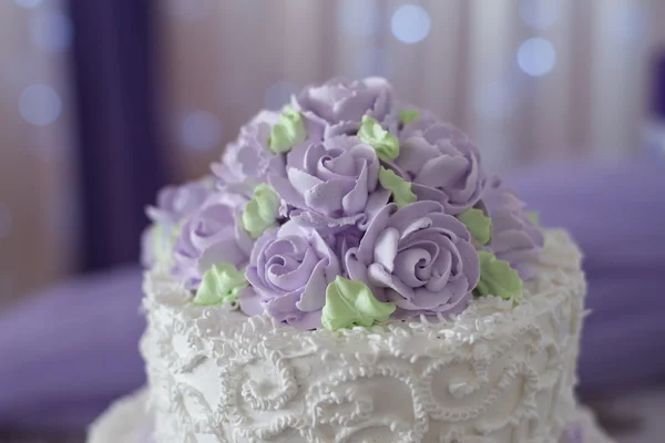 Gâteau de mariage avec des fleurs de crème - nuances blanches et lilas — Photo