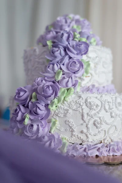 Gâteau Mariage Décoré Crème Violette Roses Bleues — Photo