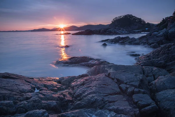 Grandes Pedras Pedras Reflexo Sol Nas Ondas Mar Pôr Sol Imagem De Stock