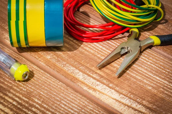 Herramientas y repuestos para electricista en tableros de madera vintage — Foto de Stock