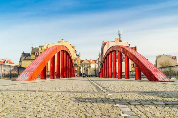 Poznan / Polen - 31 oktober 2019: Zicht op de rode brug en woongebouwen — Stockfoto