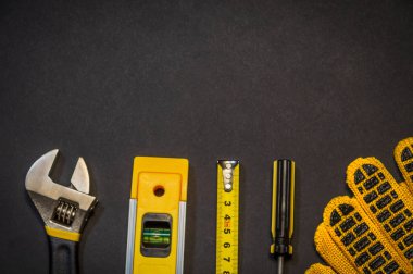 Siyah arkaplandaki ana yapıcı ve aksesuarlar için araçlar
