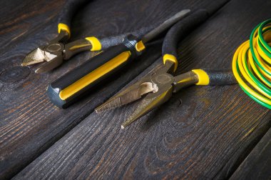 Bağlantı için farklı renkte elektrik araçları ve kablolar