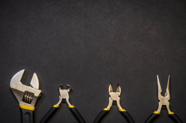 Siyah arkaplanda usta inşaatçı için araçlar