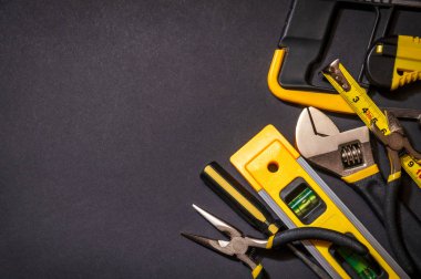 Siyah arkaplanda usta inşaatçı için araçlar