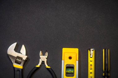 Siyah arkaplanda usta inşaatçı için araçlar