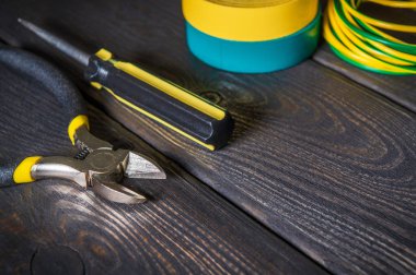 Bağlantı için farklı renkte elektrik araçları ve kablolar