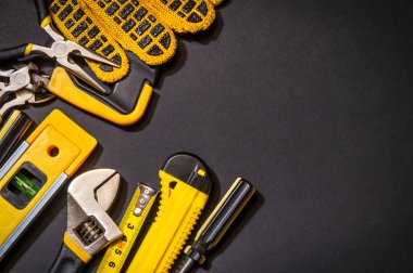 Siyah arkaplanda ana inşaatçı için araç takımı
