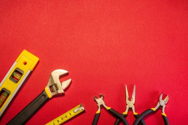 Kırmızı arkaplanda ana inşaatçı için araçlar