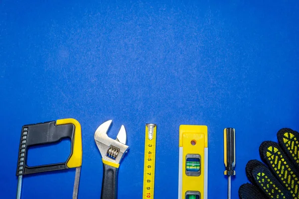 Mavi arkaplanda ana inşaatçı için araçlar