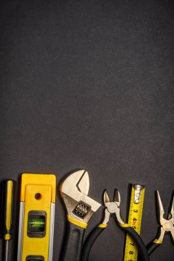 Siyah arkaplan üzerinde çalışmadan önce usta inşaatçı için hazırlanmış araçlar