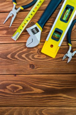 Kahverengi tahta üzerinde çalışmadan önce usta inşaatçılar için hazırlanmış araçlar