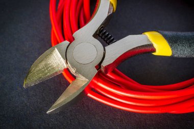 Elektrikçi için pense aracı ve kablolar siyah arkaplana yakın çekim