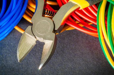 Elektrikçi için pense aracı ve kablolar siyah arkaplana yakın çekim