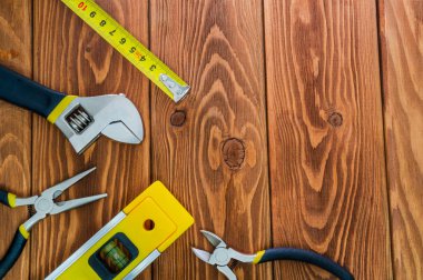 Kahverengi tahta üzerinde çalışmadan önce usta inşaatçılar için hazırlanmış araçlar