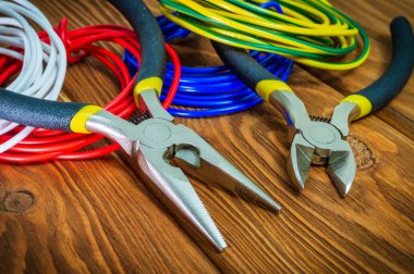 Elektrikçi için pense aracı ve kablolar tahta tahtalara yakın çekim