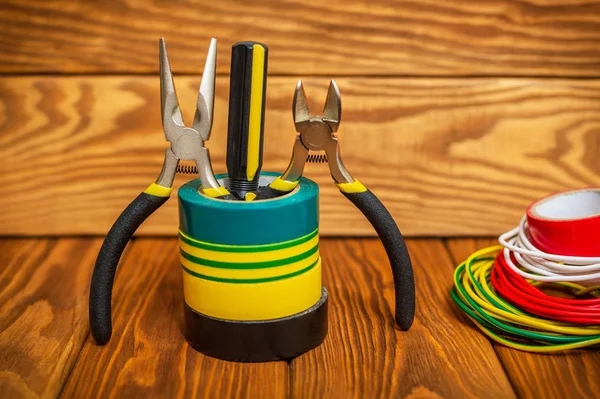 Herramientas y cinta aislante para electricista en tableros de madera — Foto de Stock