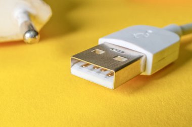 Sarı yüzeyde Usb şarj kablosu. Yaklaş.