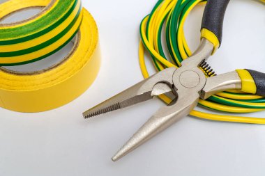 Elektrikçi için pense aracı ve kablolar gri arkaplana yakın plan