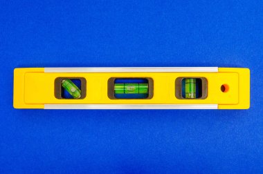 İzole edilmiş mavi arkaplanda bina seviyesi