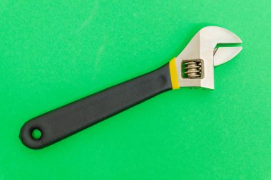 Yeşil arkaplanda yeni ayarlanabilir anahtar