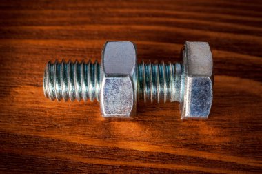 Ahşap arka planda metal cıvata ve fındık yapımında kullanılır.