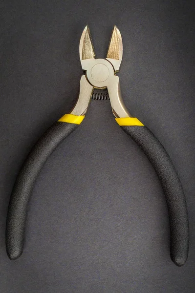 ブラックを背景にマスター電気技師のためのゴムハンドル付きシングルプライヤツール — ストック写真